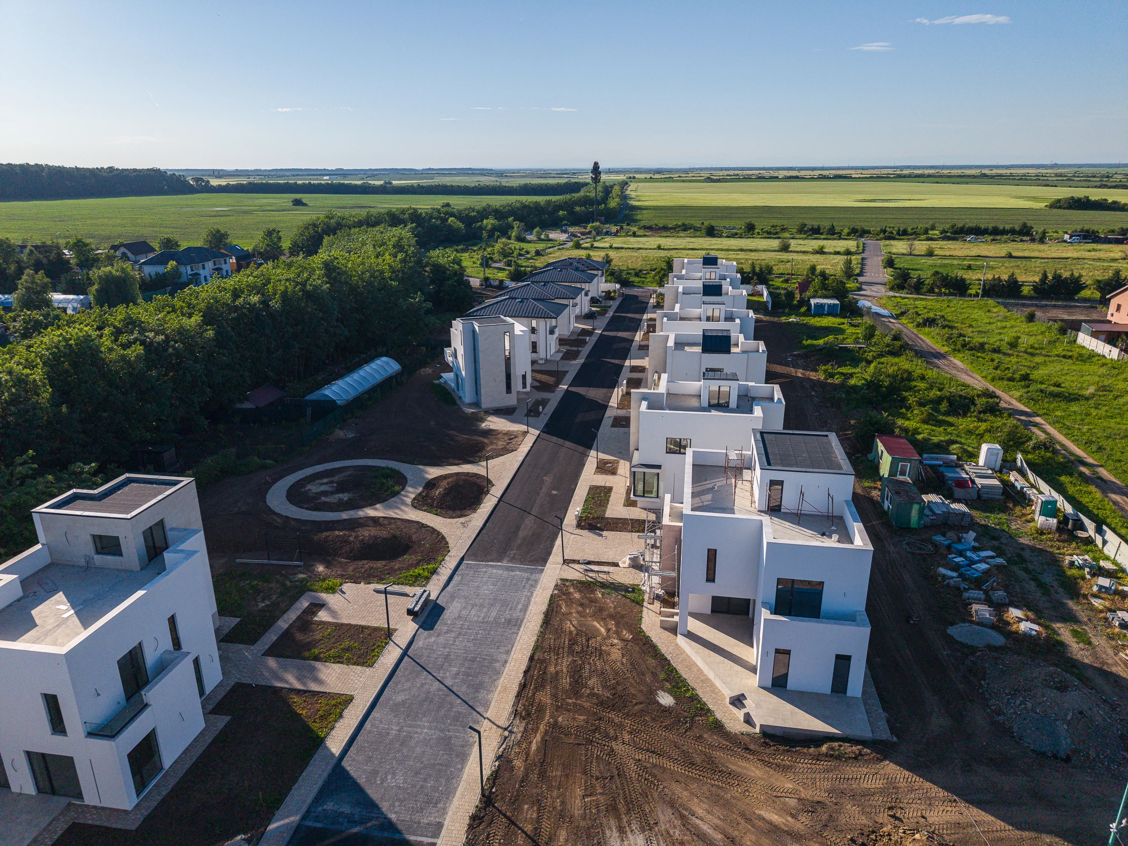 Sensi Garden — vedere aeriană a șirului de vile spre câmp