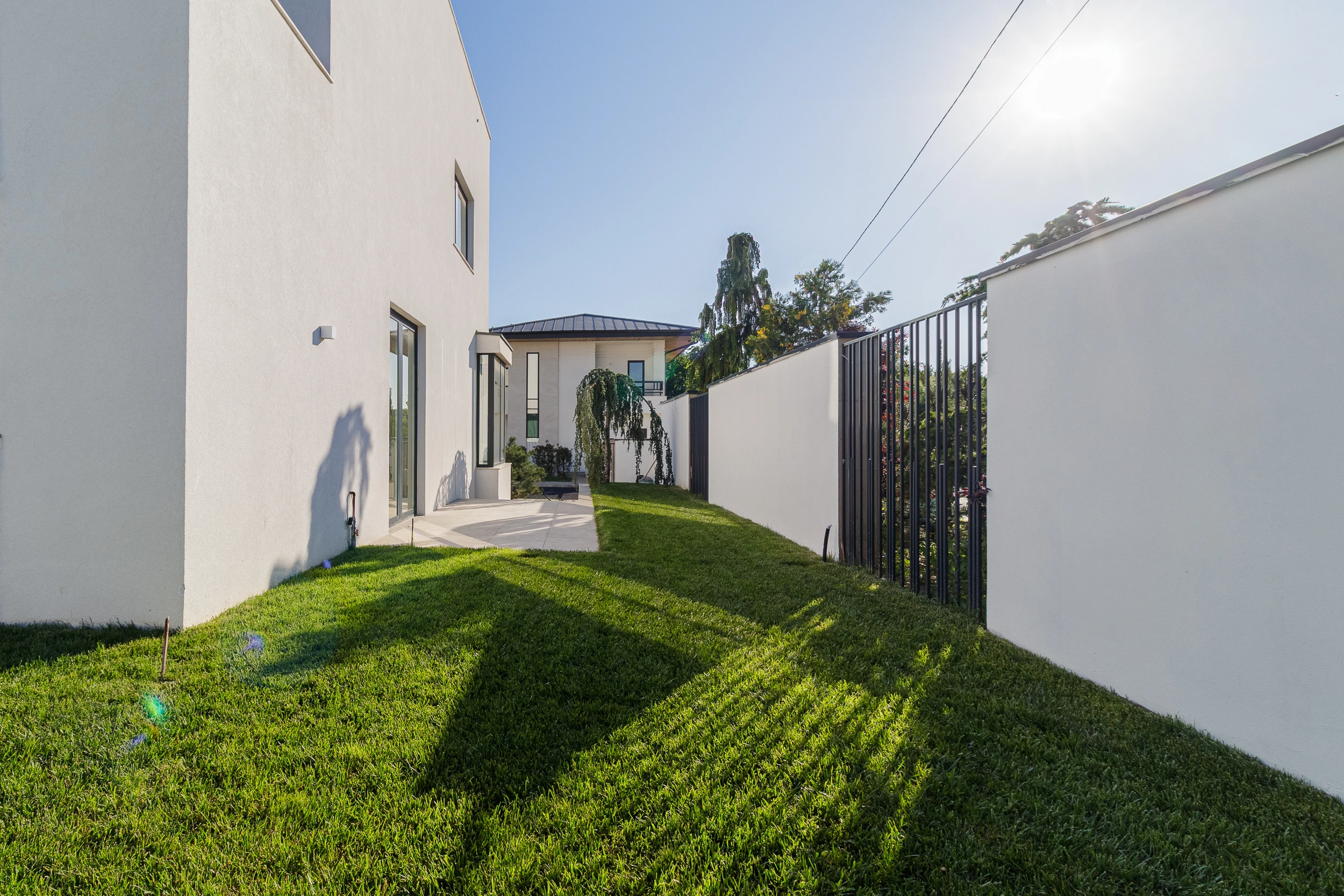 Sensi Garden — curte laterală cu gazon