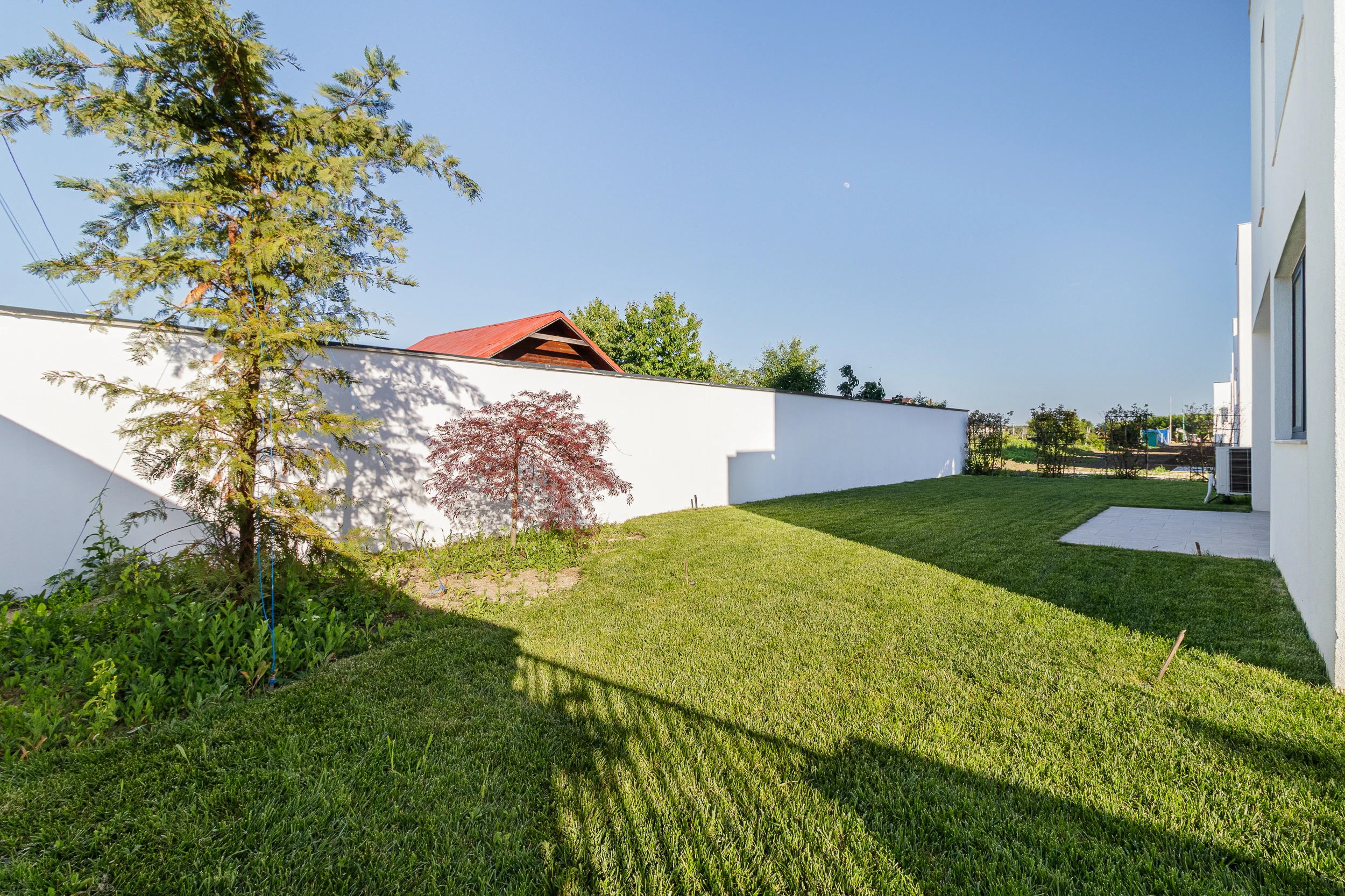 Sensi Garden — grădină generoasă în spatele vilei