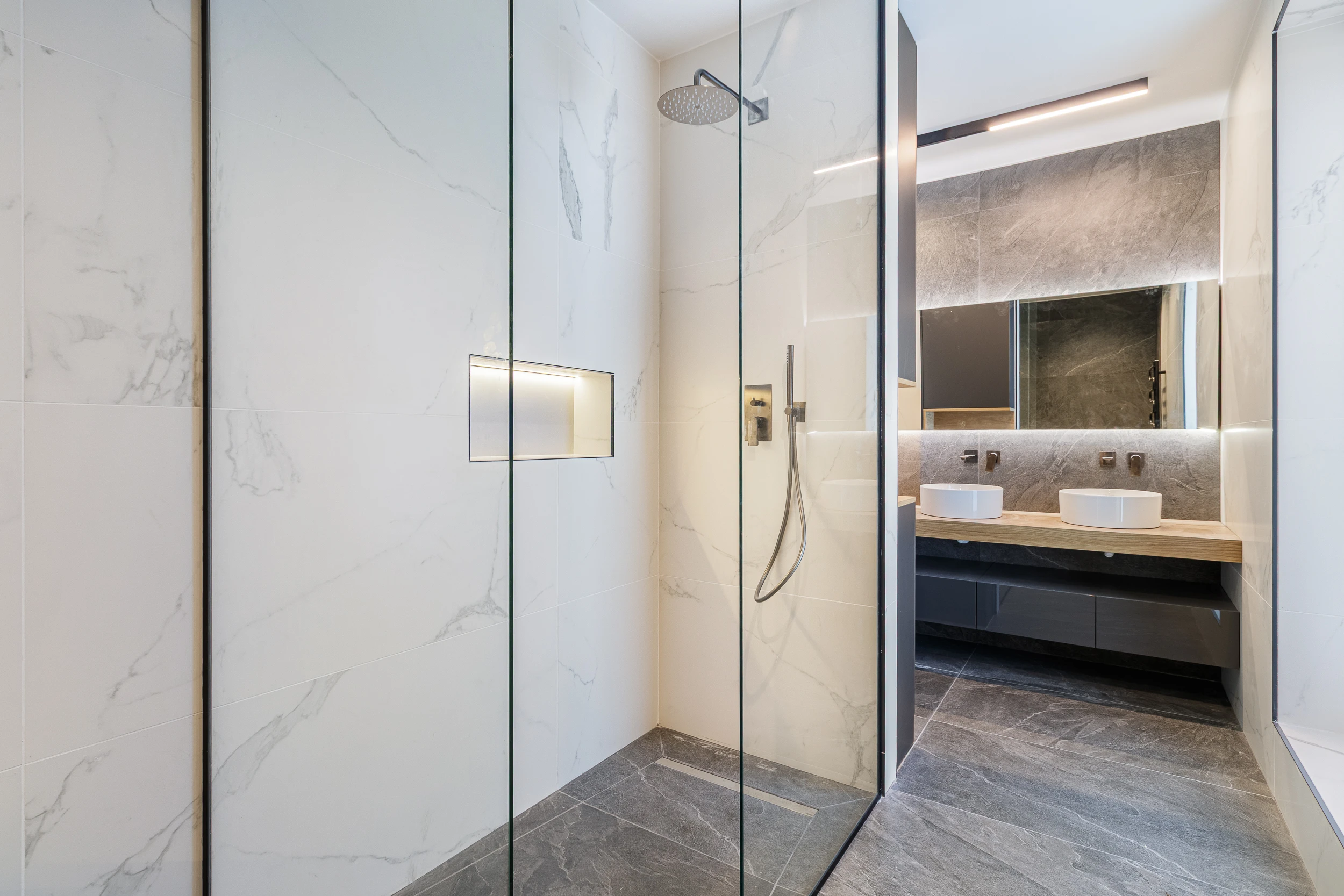 Sensi Garden — baie cu duș walk-in și finisaje de marmură